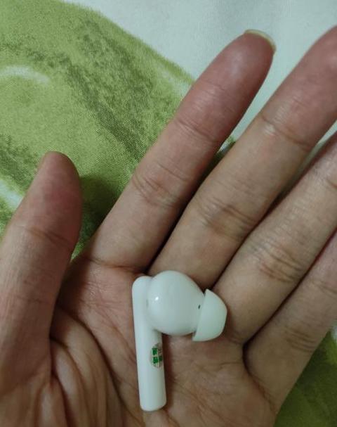 无线耳机左耳声音大 右耳小